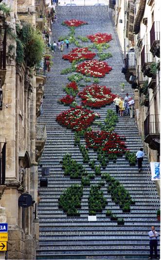 Hàng nghìn chậu hoa trong một thiết kế lớn trên các bậc thang ở Sicily.