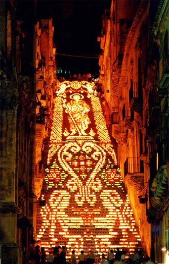 Hàng nghìn chậu hoa trong một thiết kế lớn trên các bậc thang ở Sicily.