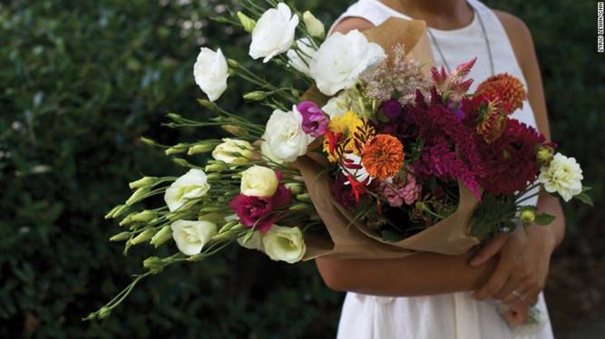 Những bó hoa được sắp xếp một cách tự nhiên chứ không theo khuôn mẫu hình khối nhất định - Dịch vụ hoa tươi Hà Nội